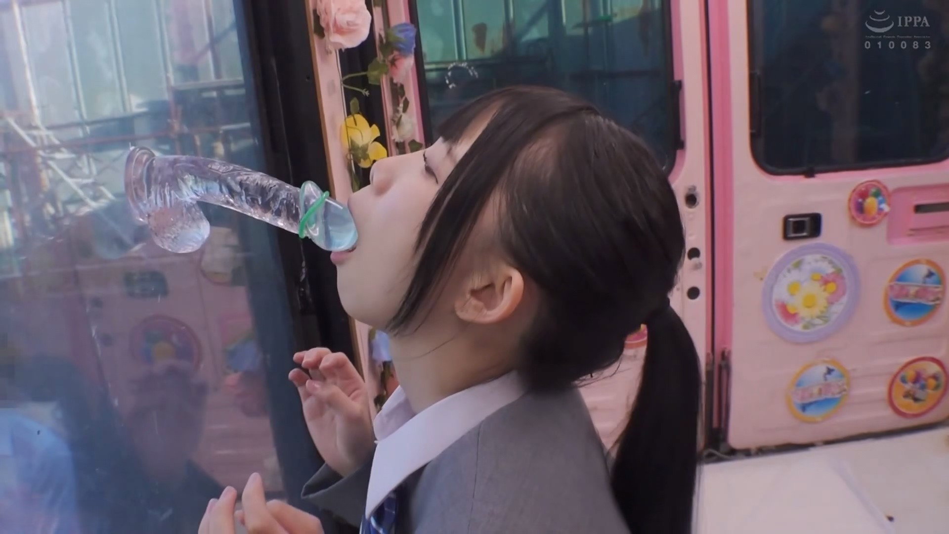 一般男女モニタリングAV×マジックミラー便コラボ企画 彼氏の目の前で路上NTR！女子○校生が初めての「お口だけでコンドーム装着」に挑戦！ノーハンドでデカチンを咥えたうぶなオマ○コは恥じらいながらもびしょ濡れ！彼氏の目の前で寝取って最後はゴムを外して生中出し！