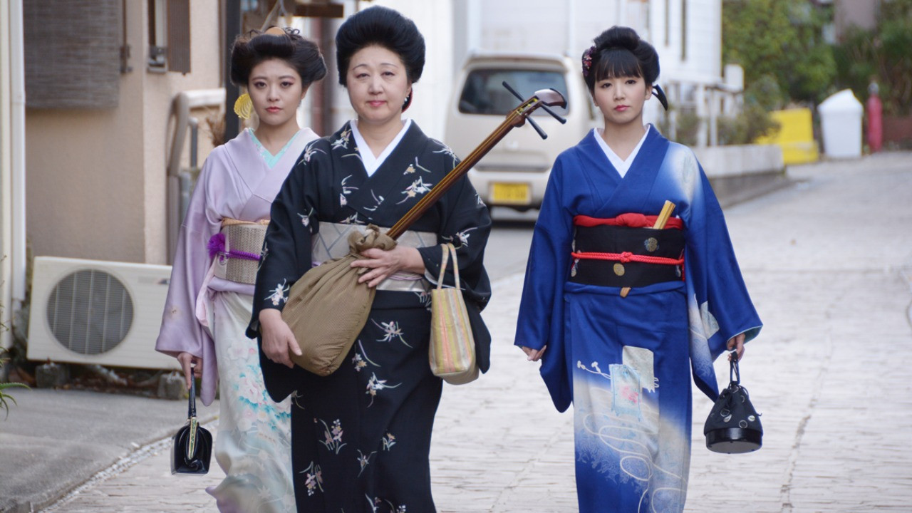 Hot Spring Geisha Pillow Performance in the Tatami Room