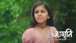 Surya Tries to Stop Jagriti From Selling Fruits