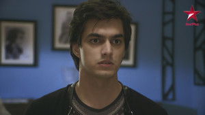 Ritesh Gifts Earrings To Kirti