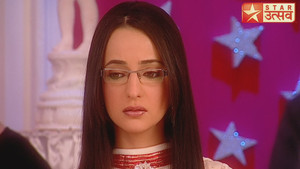 Gunjan Waits for the Admirer