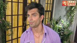 Armaan Pretends to be Gay