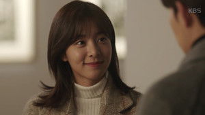 Seol Ah Shoots a Video of Herself Eating Food