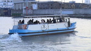 Osaka Ferry: A One-Minute Journey Through Life