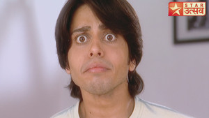 Uday Gives Tamanna a Bouquet