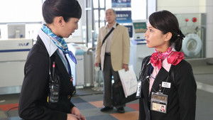 Newcomer trainee trial! Object to the superiors at the airport terminal!