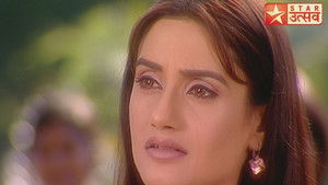 Nupur Faints at Bus Stop