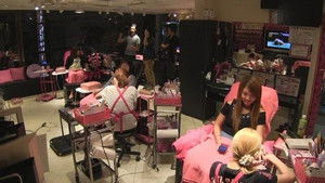 Kabukicho Nail Salon: Behind the Scenes of a Woman's Dressing Room