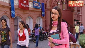 Gunjan Prepares Notes for Samrat