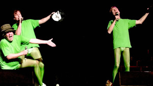 Et humoristisk uhyre kommer ut av hi